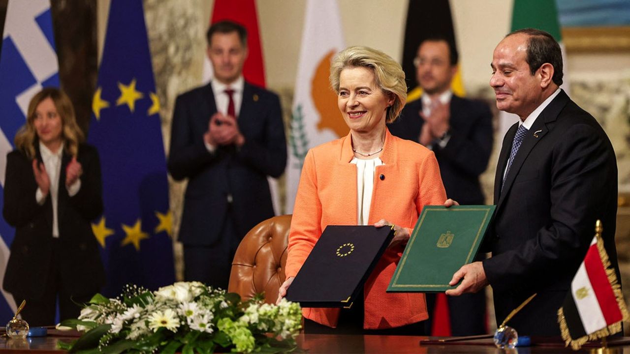Au Caire, la présidente de la Commission européenne Ursula von der Leyen et le président égyptien Fattah Al Sissi ont signé un accord de 7,4 milliards d'euros.