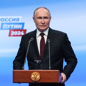 Vladimir Poutine à son bureau de campagne.