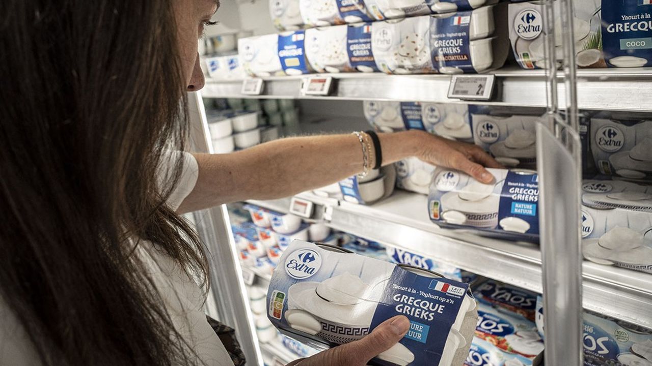 Les marques de distributeurs (ici des yaourts Carrefour) représentent 35 % des ventes de produits de grande consommation.