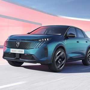 Peugeot a ainsi choisi de mettre une grosse batterie d'une capacité de 98 kWh dans son nouveau SUV E-3008 version grande autonomie qui lui assure jusqu'à 720 km en cycle WLTP sans recharger.