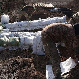 Des militaires ukrainiens préparent des sacs de terre pour construire une fortification non loin de la ville d'Avdiivka, dans la région de Donetsk, le 17 février 2024.