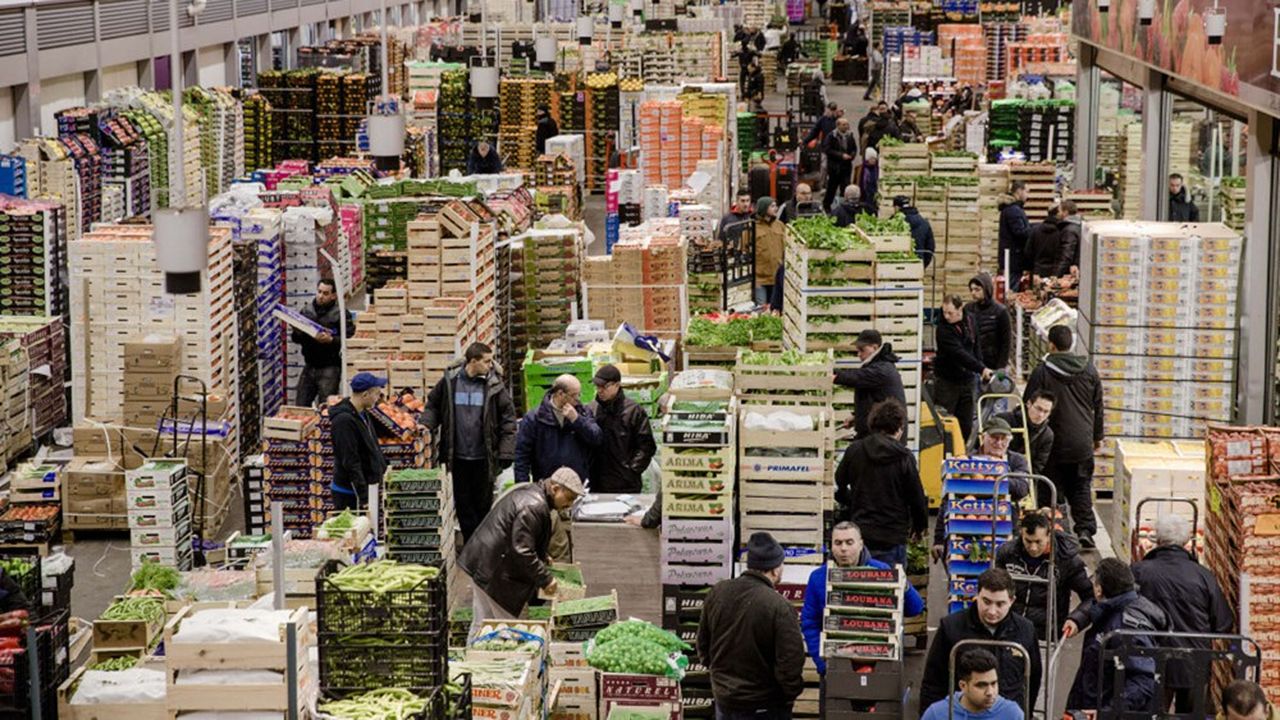 Etalé sur 234 hectares au sud de Paris, le marché international de Rungis constitue le plus grand marché de produits frais au monde.