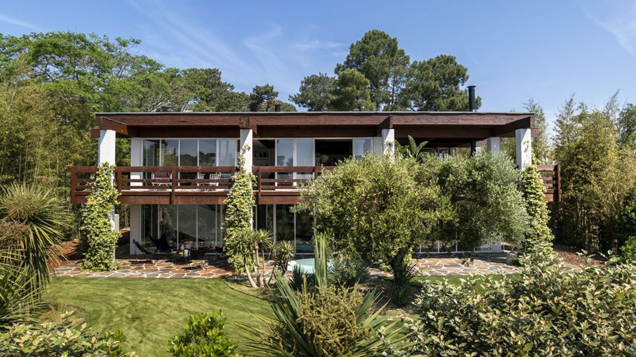 Au Cap Ferret, cette villa d'exception est mise en vente à 5,59 millions d'euros.