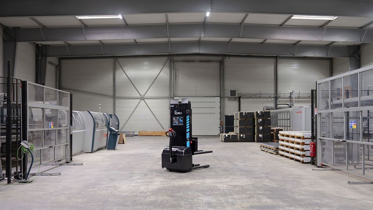 Le robot Forx se déplace à 4 km/h et peut soulever une charge supérieure à une tonne à plus de deux mètres de hauteur.