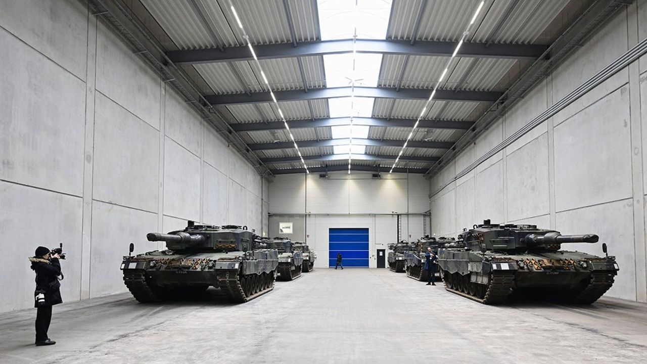 Chars Leopard 2 dans une usine Rheinmetall en Allemagne. Les statuts de la BEI lui interdisent aujourd'hui de financer les industries de défense proprement dites.