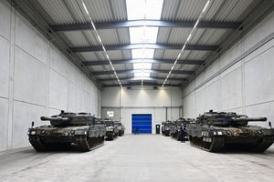 Chars Leopard 2 dans une usine Rheinmetall en Allemagne. Les statuts de la BEI lui interdisent aujourd'hui de financer les industries de défense proprement dites.