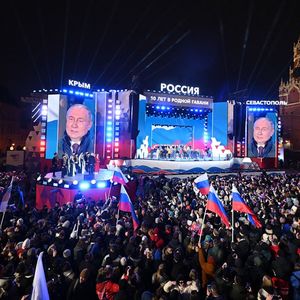 Sur la place Rouge, sous une marée de drapeaux russes, la foule a acclamé Vladimir Poutine après sa réélection.