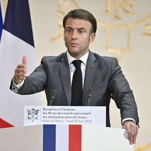 Emmanuel Macron a promis de s'attaquer à l'antisémitisme « dans la rue, derrière les écrans, dans nos universités ».