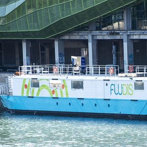 La start-up Fludis, fondée par Gilles Manuelle, possède un bateau à propulsion électrique pour assurer la logistique urbaine sur le dernier kilomètre.