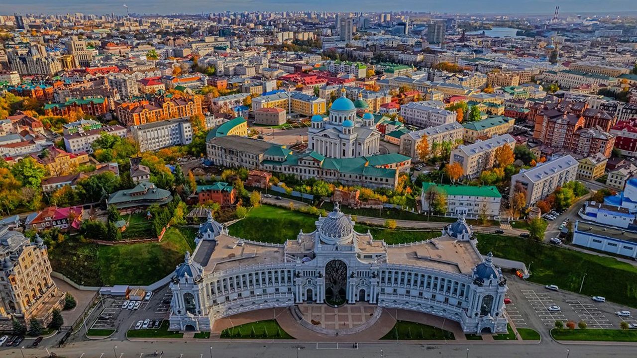  Kazan rappelle les Emirats arabes unis : beaux bâtiments, nouvelles technologies, sports et sourires, mais, derrière la façade, un régime politique très dur , résume le politologue Alexandre Kynev.