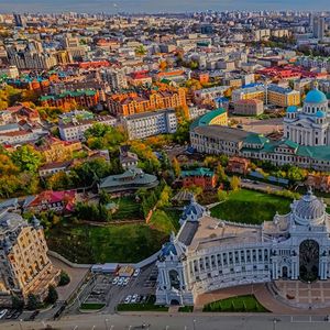 « Kazan rappelle les Emirats arabes unis : beaux bâtiments, nouvelles technologies, sports et sourires, mais, derrière la façade, un régime politique très dur », résume le politologue Alexandre Kynev.