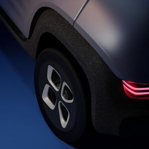 La K1, présentée comme « une Twingo du futur, populaire et adaptée à son époque », est attendue pour 2026.