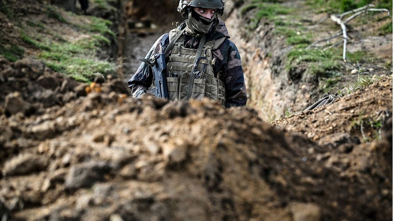 Un soldat français dans une tranchée lors d'un exercice d'entraînement avec des soldats ukrainiens dans un camp militaire français, en France, en novembre 2023.