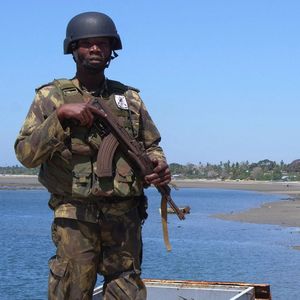 Militaires sur la côte du Mozambique. Le pays fait partie des Etats où s'est instauré un régime autoritaire.