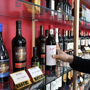 Le secteur symbolique du vin australien reste encore soumis à des barrières douanières prohibitives pour entrer en Chine, à hauteur de 218 %.