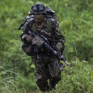 Inquiet de la montée des risques géopolitiques, le Japon modernise son armée et multiplie les programmes de développement conjoint d'armements avec des pays partenaires.