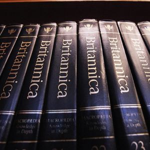 Les bonnes vieilles encyclopédies papier ont été arrêtées au profit de versions numériques il y a une dizaine d'années. 