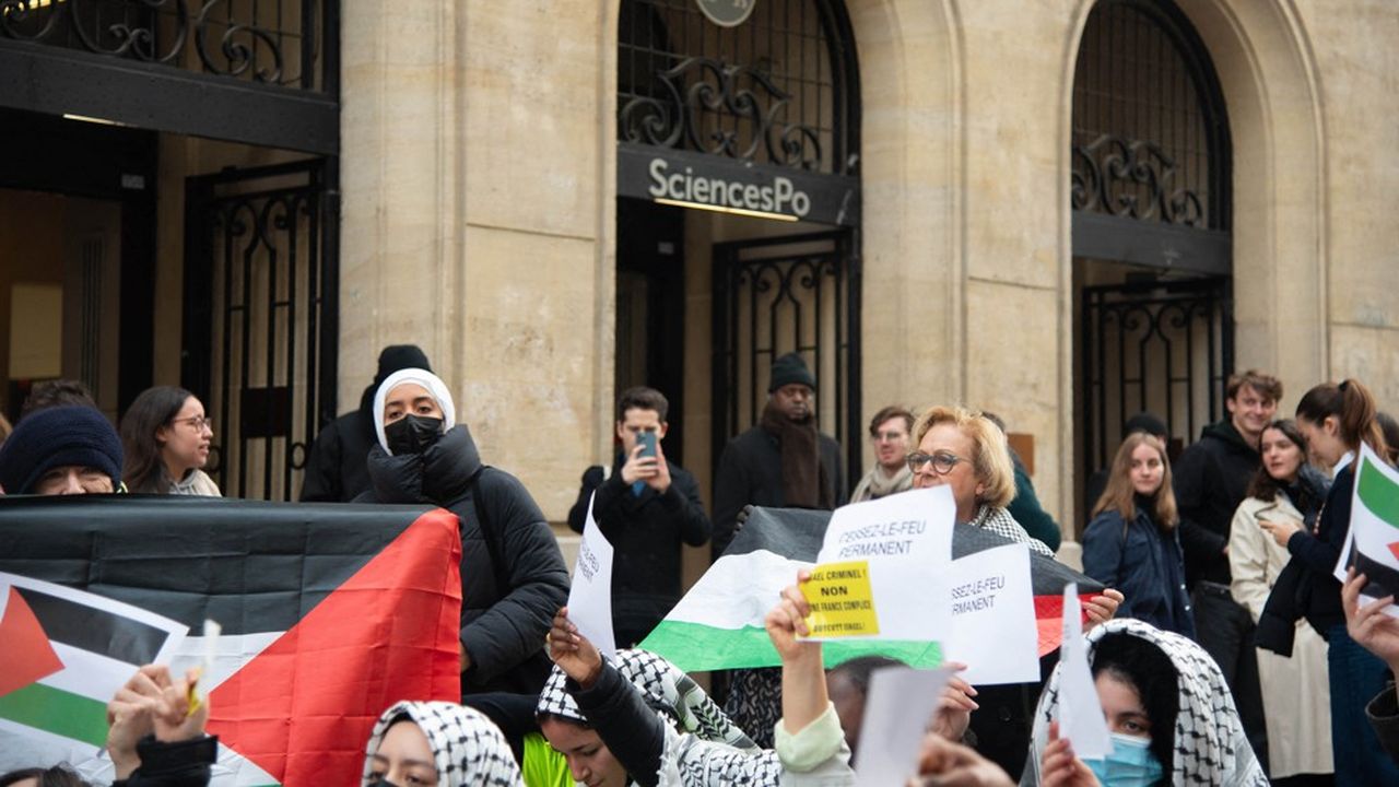 Des étudiants pro-Palestiniens et des membres de l'Union des étudiants juifs de France se font face lors d'une manifestation devant les locaux de Sciences Po, le 23 novembre dernier.