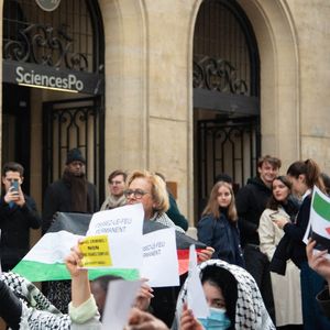 Des étudiants pro-Palestiniens et des membres de l'Union des étudiants juifs de France se font face lors d'une manifestation devant les locaux de Sciences Po, le 23 novembre dernier.