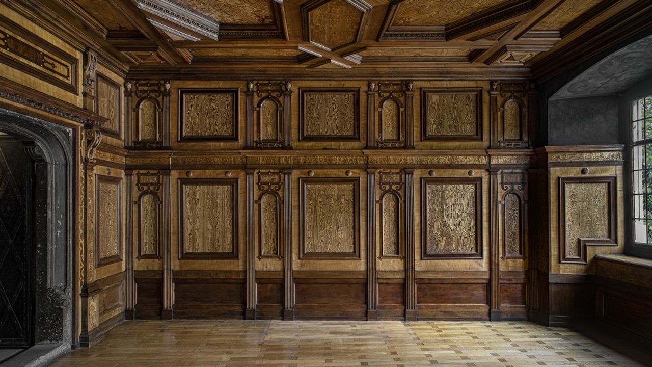Vue d'ensemble vers l'ouest de la salle des Administrateurs de l'OEuvre Notre-Dame, vers 1582, après restauration des boiseries.
