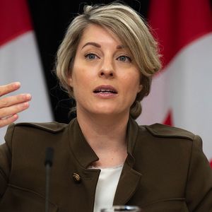 La cheffe de la diplomatie canadienne, Mélanie Joly, a annoncé le gel des ventes de matériel militaire à Israël.