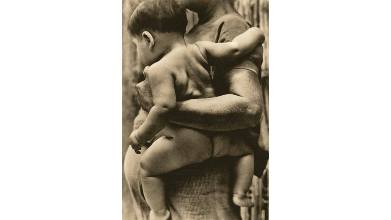 «Mother with Baby in Tehuantepec», 1929, Tina Modotti.