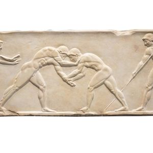 Coureur, lutteurs et lanceur de javelot sur un bas-relief ornant la base d'une statue funéraire grecque du Ve siècle av. J.-C. (moulage).