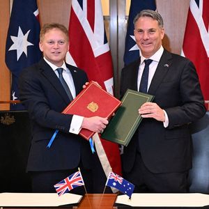Le ministre britannique de la Défense, Grant Shapps, et son homologue australien, Richard Marles, ont signé un nouvel accord de défense à Canberra.