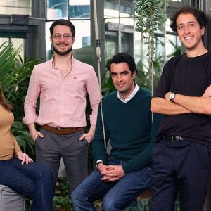 De gauche à droite :﻿Laetitia Carle, DG France, de l'entreprise et les trois fondateurs de Greenly, Matthieu Vegreville﻿, Alexis Normand et ﻿Arnaud Delubac.
