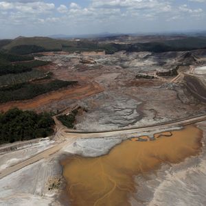 La rupture du barrage minier de Mariana en 2015 a entraîné la mort d'une vingtaine de personnes et pollué des centaines de kilomètres de cours d'eau.
