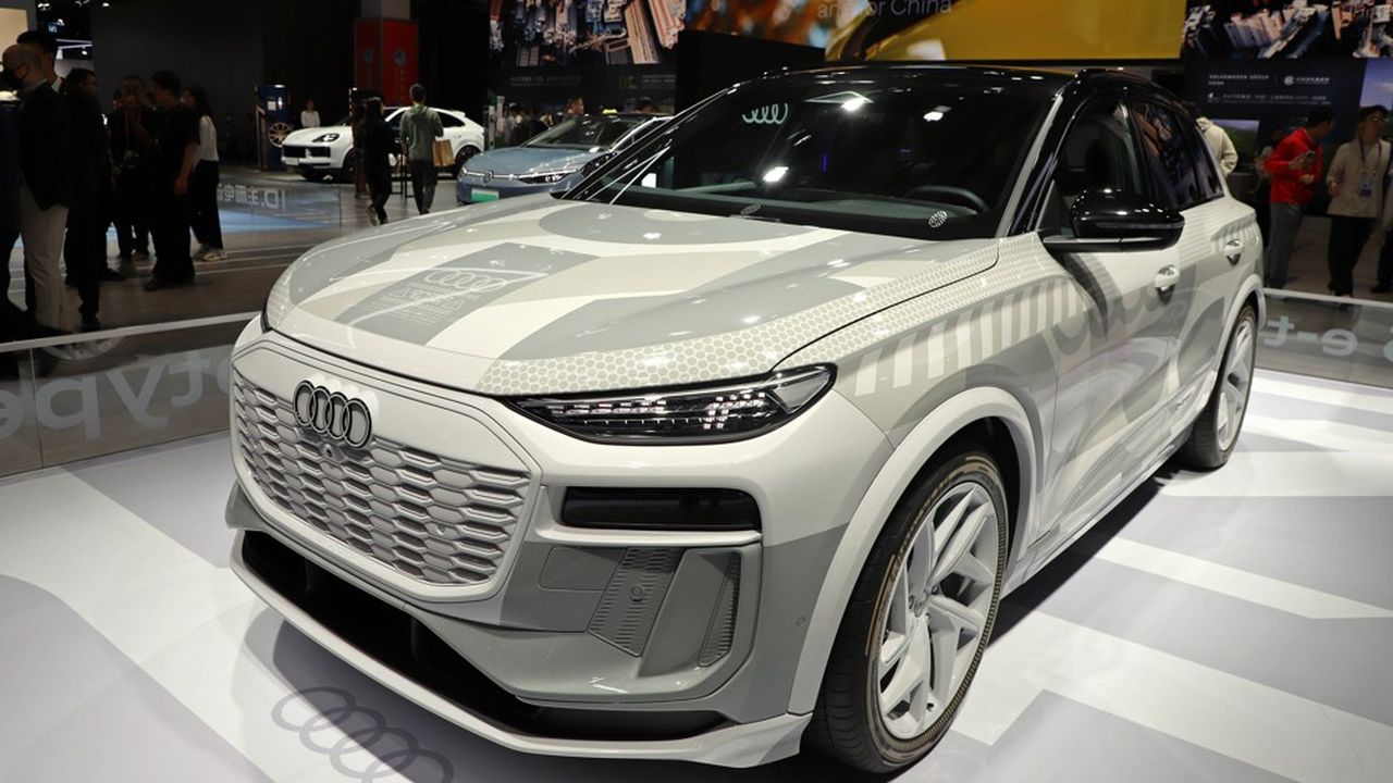 Présentation de l'Audi Q6 e-tron lors du Salon de Shanghai en novembre dernier. Dotée d'une énorme batterie de 100 kWh brut, la voiture revendique une autonomie maximum de 625 kilomètres.
