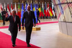 Le secrétaire général de l'ONU, Antonio Guterres (à gauche), arrive à Bruxelles avec le président du Conseil européen, Charles Michel, jeudi.