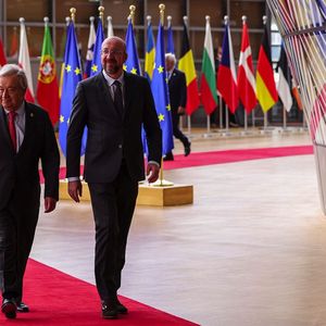 Le secrétaire général de l'ONU, Antonio Guterres (à gauche), arrive à Bruxelles avec le président du Conseil européen, Charles Michel, jeudi.