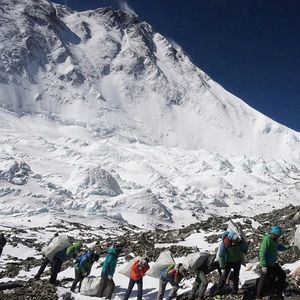 Expédition en mai 2018 sur la face Nord de l'Everest au Tibet. Les guides de montagne tibétains sont responsables de contrôler la pollution sur les différents camps entre celui situé à 6500m et le sommet à 8848m.