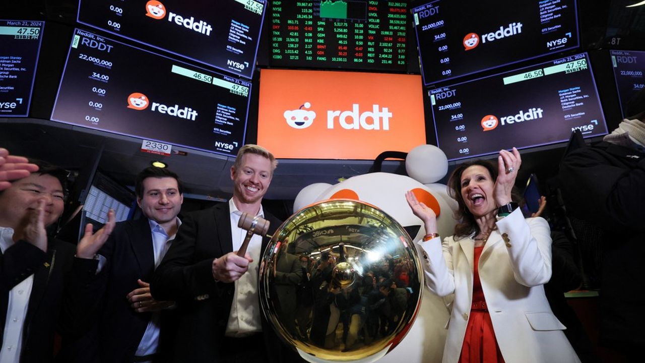 Le directeur général de Reddit fait sonner la cloche de la Bourse de New York pour célébrer l'introduction en Bourse de sa société.