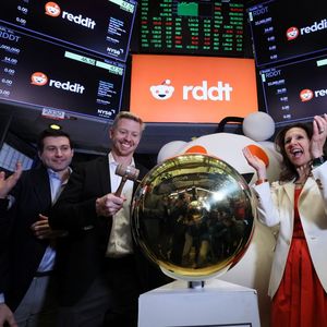 Le directeur général de Reddit fait sonner la cloche de la Bourse de New York pour célébrer l'introduction en Bourse de sa société.