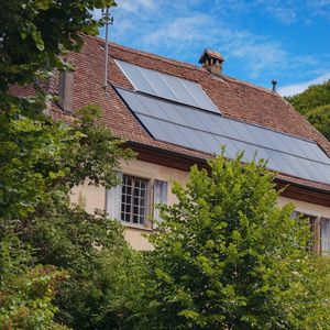Les Français sont de plus en plus nombreux à s'équiper en panneaux solaires pour produire eux-mêmes l'�électricité qu'ils consomment.