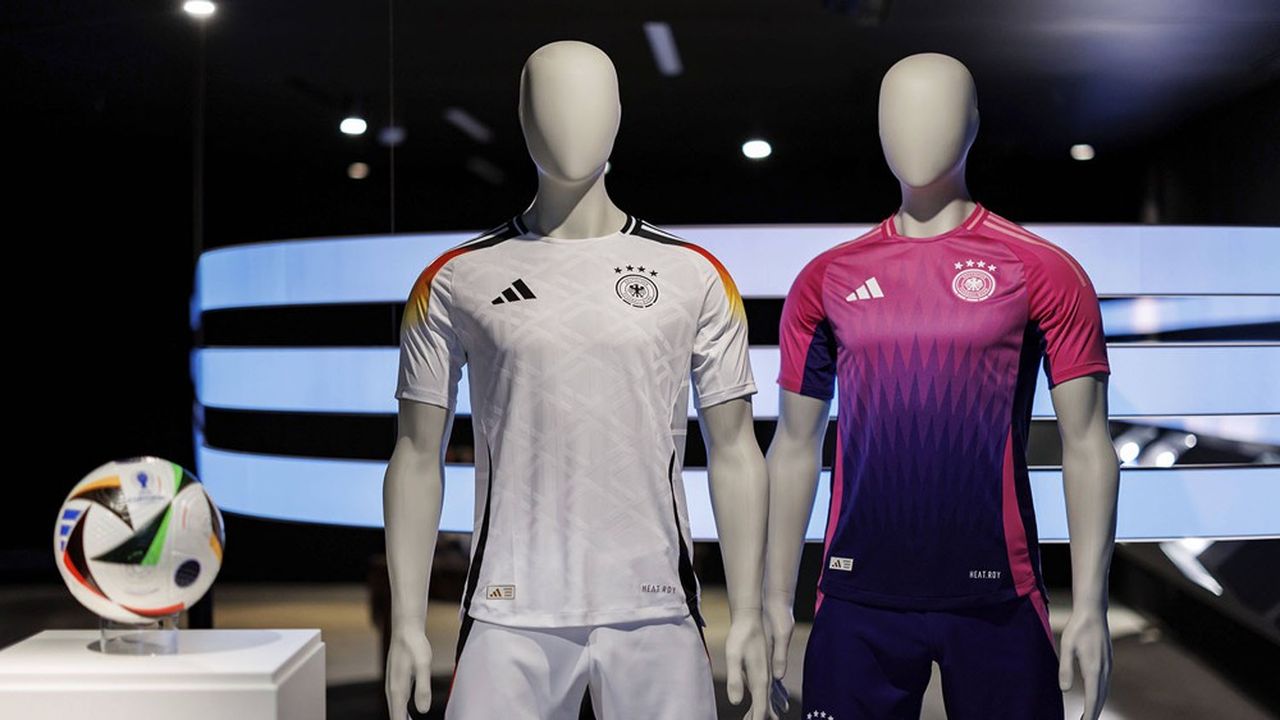 Les maillots officiels de l'équipe allemande de football pour l'Euro 2024. Le maillot rose et violet avait suscité beaucoup de commentaires lors de sa présentation.