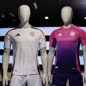 Les maillots officiels de l'équipe allemande de football pour l'Euro 2024. Le maillot rose et violet avait suscité beaucoup de commentaires lors de sa présentation.