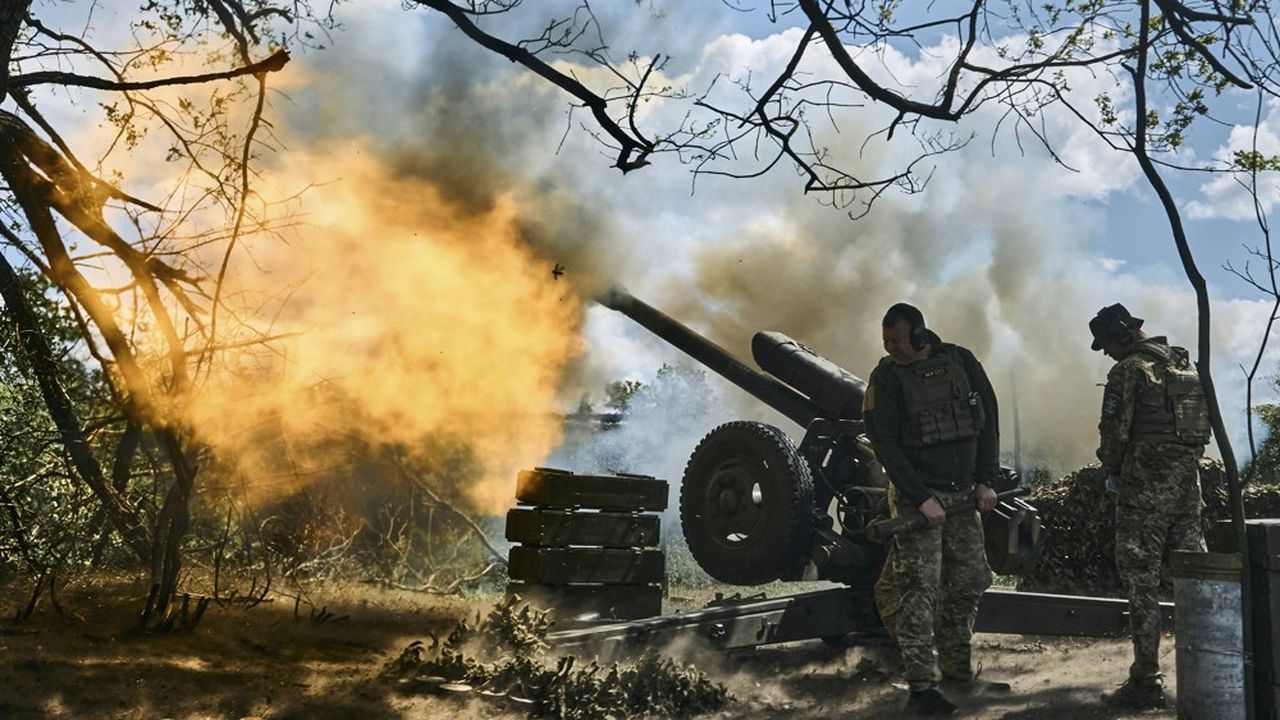 Le duel d'artillerie, comme ici entre soldats ukrainiens et russes, sont intenses et détermineront peut être l'issue de la guerre, terme que le Kremlin a utilisé pour la première fois.