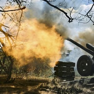 Le duel d'artillerie, comme ici entre soldats ukrainiens et russes, sont intenses et détermineront peut être l'issue de la guerre, terme que le Kremlin a utilisé pour la première fois.