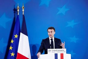 Emmanuel Macron a pointé depuis Bruxelles ce vendredi la dépense hors budget de l'Etat.