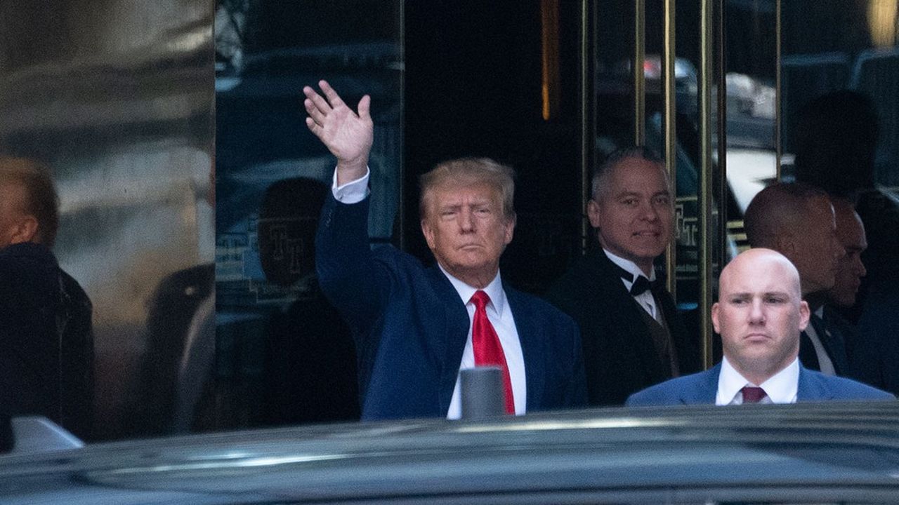 Donald Trump à la sortie de la Trump Tower sur la 5e Avenue à New York, le 4 avril 2023, avant de comparaître au tribunal pour sa première inculpation pénale.