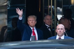 Donald Trump à la sortie de la Trump Tower sur la 5e Avenue à New York, le 4 avril 2023, avant de comparaître au tribunal pour sa première inculpation pénale.