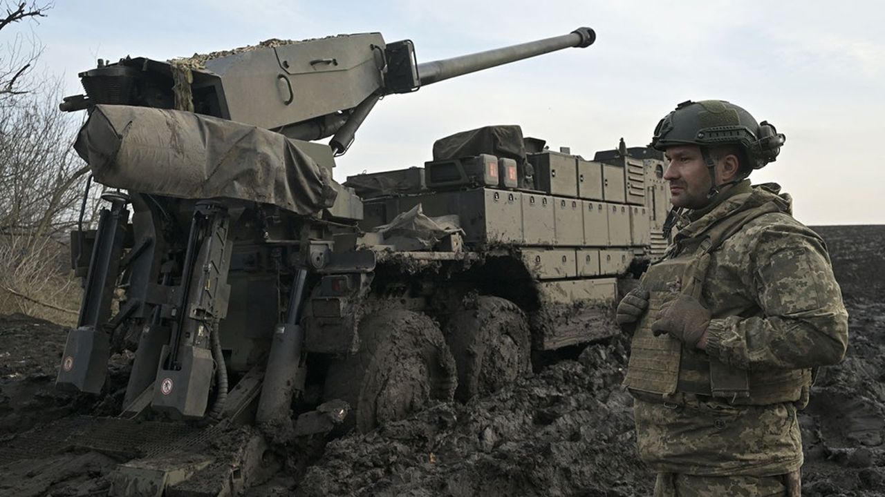Un canon Caesar sur la ligne de front en Ukraine. Long d'un peu plus de huit mètres, ce canon de 155 mm est monté sur la plateforme arrière d'un camion. Il est conçu et fabriqué par Nexter à Bourges.