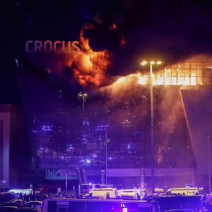 Les secours tentent d'éteindre l'incendie au Crocus City Hall de Moscou, dans la nuit de vendredi à ce samedi.