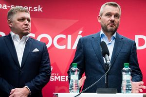 Le Premier ministre Robert Fico (à gauche) soutient le candidat Peter Pellegrini (à droite) pour l'élection présidentielle dont le premier tour a lieu samedi en Slovaquie.