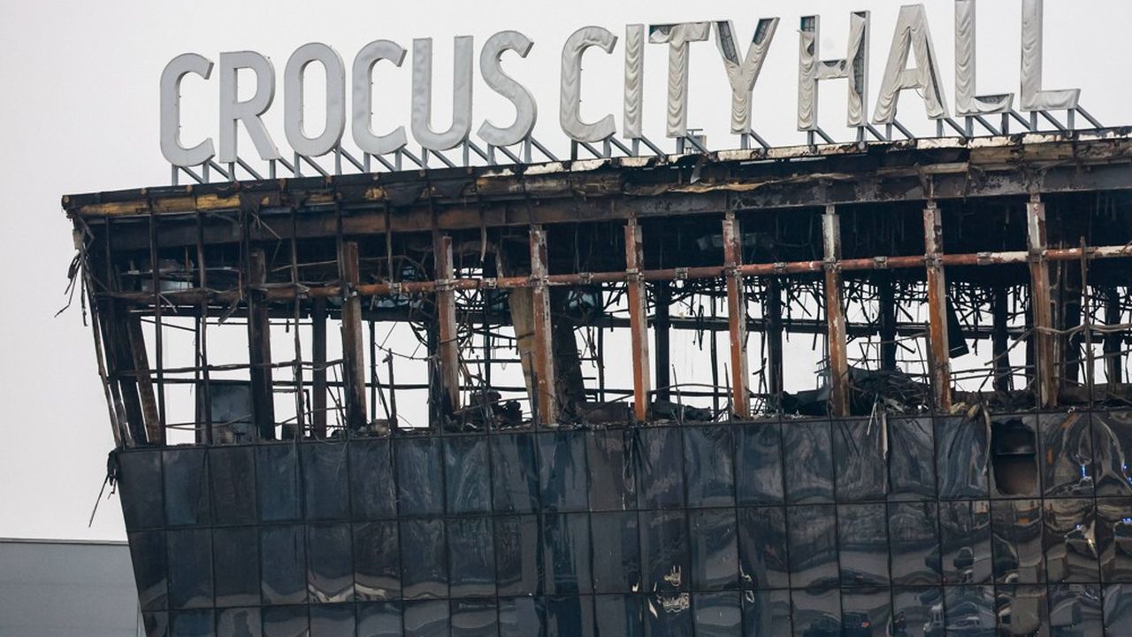 Ce qu'il reste du haut du Crocus City Hall de Moscou, ravagé par le feu lors de l'attaque terroriste de l'EI vendredi 22 mars 2024.