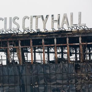 Ce qu'il reste du haut du Crocus City Hall de Moscou, ravagé par le feu lors de l'attaque terroriste de l'EI vendredi 22 mars 2024.