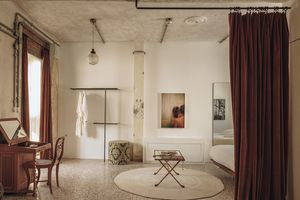 L'une des chambres du « Mona Athens ». Béton brut, plomberie apparente et sol en terrazzo offrent un décor au minimalisme chic.